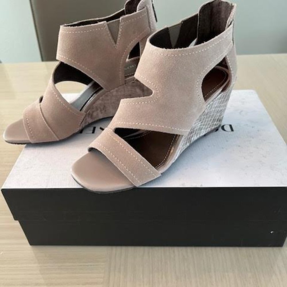 *NEW* Donald Pliner Sandal Size 5